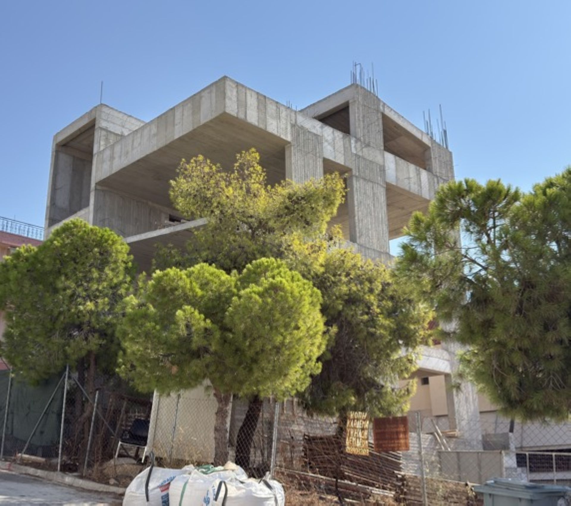 Ημιτελές κτίριο στον Άλιμο featured image
